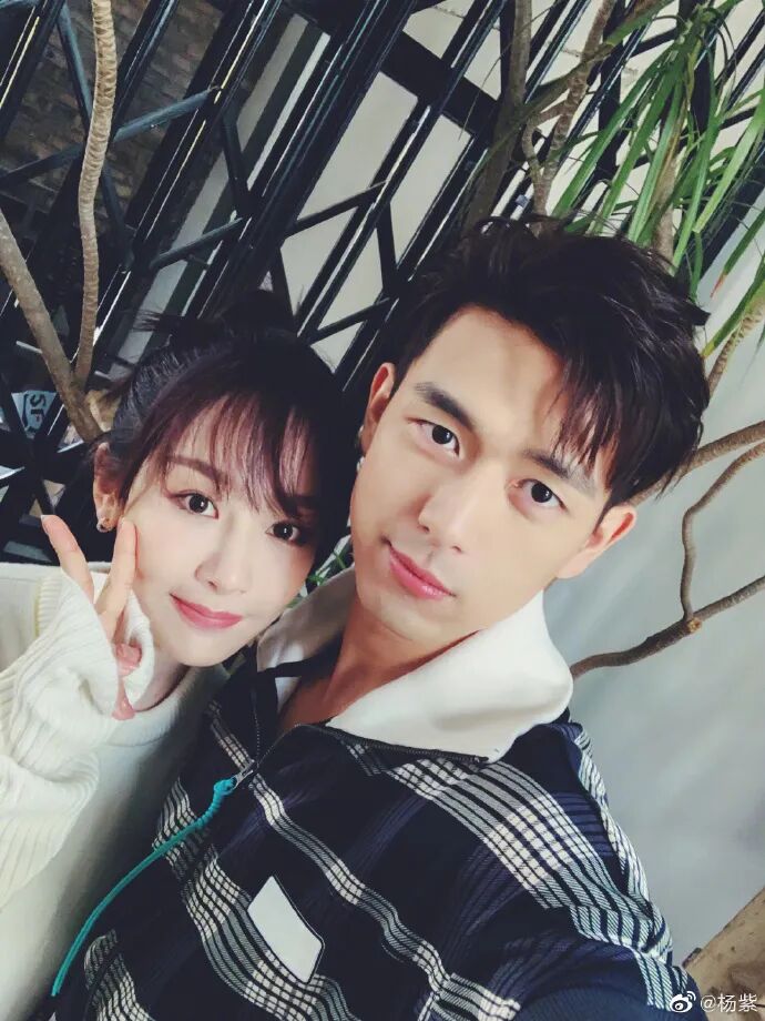杨紫为李现庆生:今年依旧 老同学生日快乐